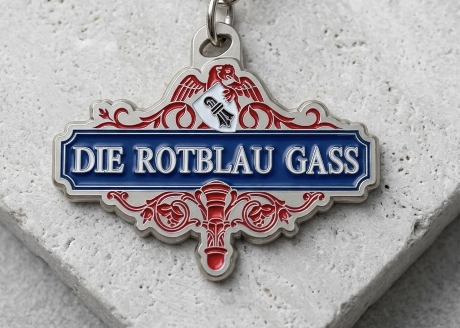 Schlüsselanhänger mit dem Rotblau-Gass-Emblem auf Stein